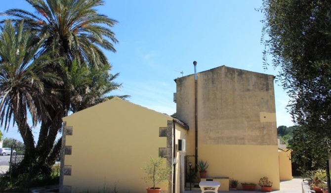 2 bedrooms house with furnished terrace at Noto 6 km away from the beach