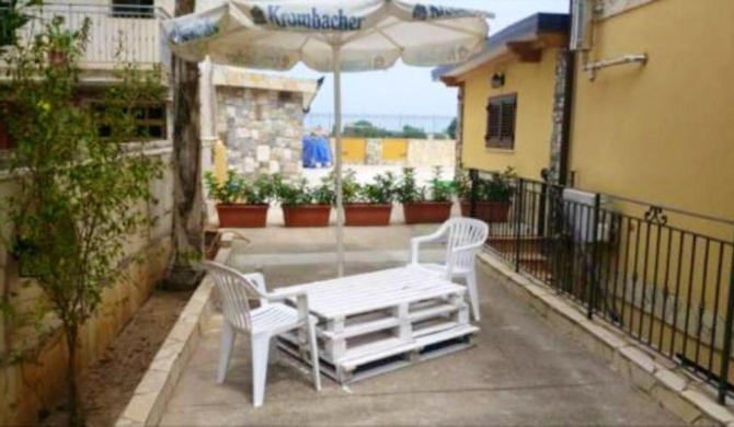 2 bedrooms appartement with sea view and enclosed garden at Palermo 2 km away from the beach