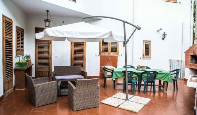 2 bedrooms appartement at Palermo 800 m away from the beach with enclosed garden and wifi