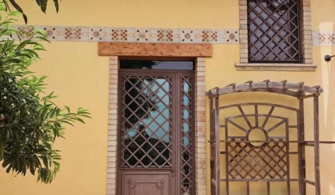Mandorlo dell'Etna, Casa Siciliana