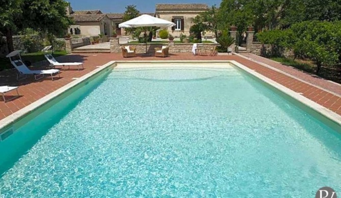 Ragusa Ibla Villa Sleeps 6 with Pool Air Con and WiFi