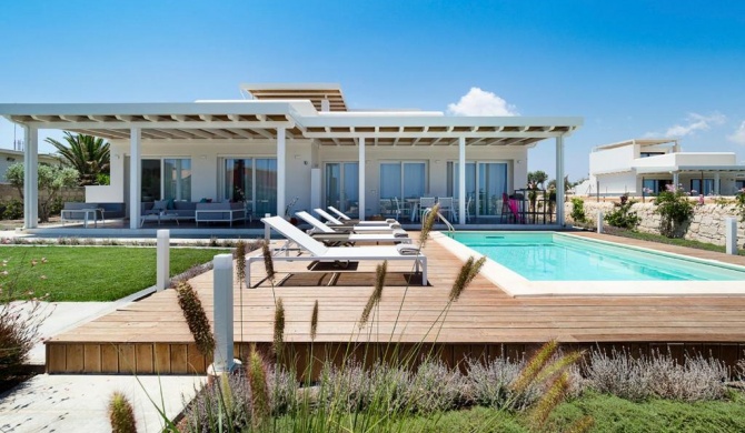 Reitani Villa Sleeps 6 with Pool Air Con and WiFi