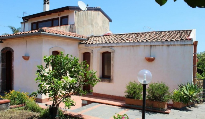 2 bedrooms appartement at Riposto 100 m away from the beach with wifi