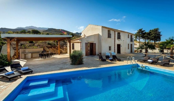 Cheerful Villa in Contrada Sarmuci with Swimming Pool