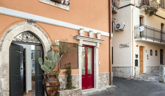 Pleasing house in the center of the famous Taormina and just 4 km from the sea