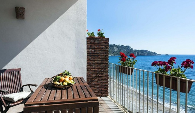 Apartment 20m from the beach and from the terrace a beautiful sea view