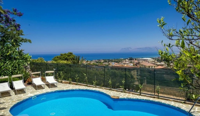 Spacious Villa in Castellammare del Golfo with Swimming Pool