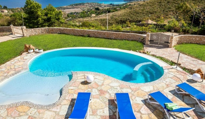 Nice small villa with private pool and wonderful seaview