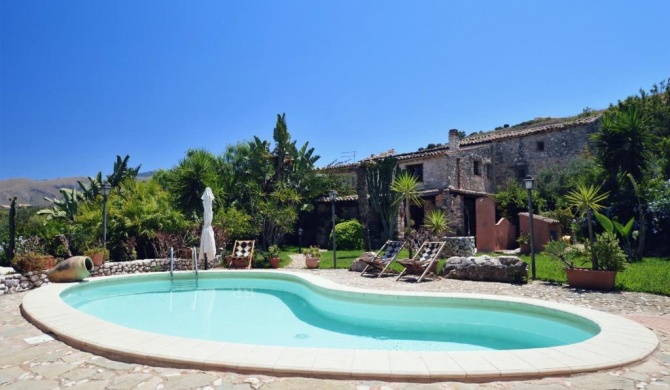 Villa Eden con piscina giardino parcheggio Wifi free