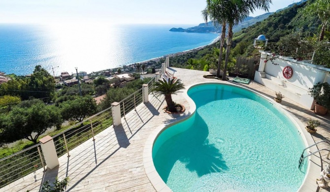 Villa with panoramic sea view pool a few km from Taormina
