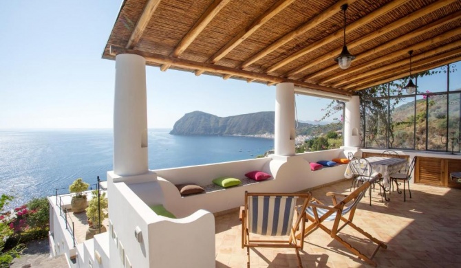 One bedroom house at Lipari 300 m away from the beach with sea view enclosed garden and wifi