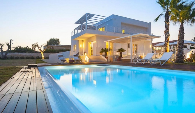 Villa with private swimming pool and jacuzzi in a splendid sea front position