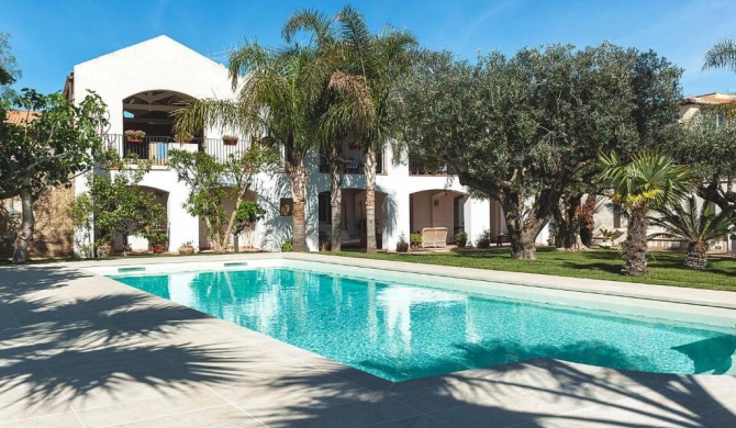 Elegant flat in villa with pool and garden just a few kilometres from the sea